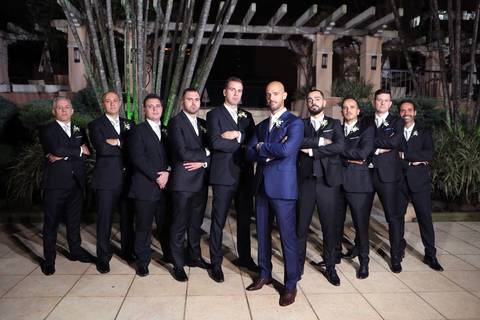 festa-de-casamento-na-associação-leopoldina-juvenil-fotografia-de-noiva-com-padrinhos-noiva-com-vestido-de-renda-branco-festa-de-casamento-na-associaçao-leopoldina-juvenil-festa-no-ALJ'