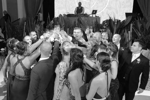 festa-de-casamento-na-associação-leopoldina-juvenil-fotografia-de-noiva-com-padrinhos-noiva-com-vestido-de-renda-branco-festa-de-casamento-na-associaçao-leopoldina-juvenil-festa-no-ALJ'