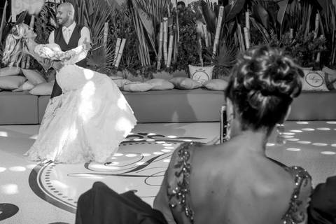 festa-de-casamento-na-associação-leopoldina-juvenil-fotografia-de-noiva-com-padrinhos-noiva-com-vestido-de-renda-branco-festa-de-casamento-na-associaçao-leopoldina-juvenil-festa-no-ALJ'