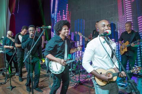 festa-de-casamento-na-associação-leopoldina-juvenil-fotografia-de-noiva-com-padrinhos-noiva-com-vestido-de-renda-branco-festa-de-casamento-na-associaçao-leopoldina-juvenil-festa-no-ALJ-GRUPO-ZUEIRA-SE-APRESENTANDO-no-casamento-na-associaçao-leopoldina'