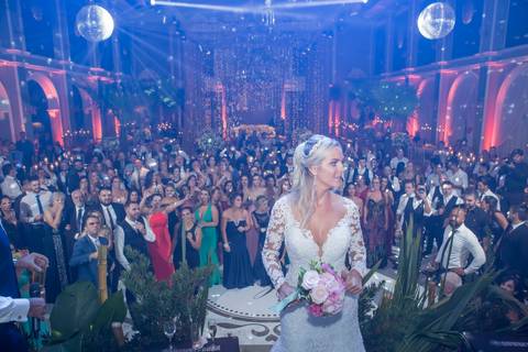 festa-de-casamento-na-associação-leopoldina-juvenil-fotografia-de-noiva-com-padrinhos-noiva-com-vestido-de-renda-branco-festa-de-casamento-na-associaçao-leopoldina-juvenil-festa-no-ALJ-GRUPO-ZUEIRA-SE-APRESENTANDO-no-casamento-na-associaçao-leopoldina'