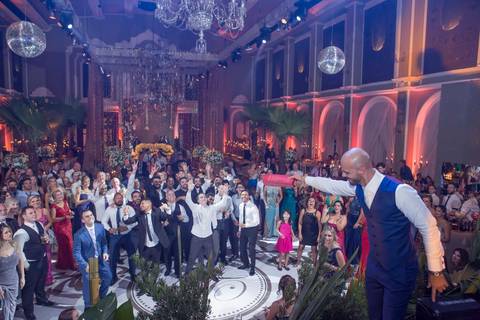 festa-de-casamento-na-associação-leopoldina-juvenil-fotografia-de-noiva-com-padrinhos-noiva-com-vestido-de-renda-branco-festa-de-casamento-na-associaçao-leopoldina-juvenil-festa-no-ALJ-GRUPO-ZUEIRA-SE-APRESENTANDO-no-casamento-na-associaçao-leopoldina'