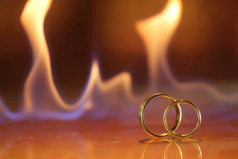 aliancas-pegando-fogo-festa-de-casamento-na-associação-leopoldina-juvenil-fotografia-de-noiva-com-padrinhos-noiva-com-vestido-de-renda-branco-festa-de-casamento-na-associaçao-leopoldina-juvenil-festa-no-ALJ-GRUPO-ZUEIRA-SE-APRESENTANDO-no-casamento'