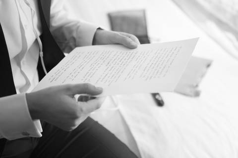 noivo-lendo-carta-da-noiva-dia-casamento-igreja-conceiçao-festa-de-casamento-no-ALJ-casamento-no-juvenil-festa-de-casamento-no-juvenil-casamento-no-ALJ-casamento-na-associação-leopoldina-juvenil-fotografo-de-casamento-fabio-martins-fotografo-casamento-poa'