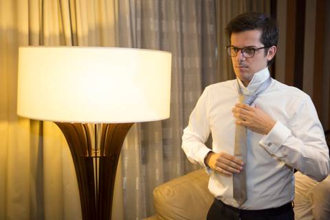 making-of-noivo-se-arrumando-casamento-igreja-conceiçao-festa-de-casamento-no-ALJ-casamento-no-juvenil-festa-de-casamento-no-juvenil-casamento-no-ALJ-casamento-na-associação-leopoldina-juvenil-fotografo-de-casamento-fabio-martins-fotografo-casamento-poa'