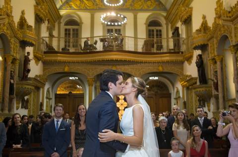 noivos-casal-beijo-altar-casamento-igreja-conceiçao-festa-de-casamento-no-ALJ-casamento-no-juvenil-festa-de-casamento-no-juvenil-casamento-no-ALJ-casamento-associação-leopoldina-juvenil-fotografo-de-casamento-fabio-martins-fotografo-casamento-porto-alegre'