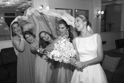 madrinhas-com-noiva-segurando-veu-casamento-igreja-conceiçao-festa-de-casamento-ALJ-casamento-juvenil-festa-de-casamento-juvenil-casamento-ALJ-casamento-associação-leopoldina-juvenil-fotografo-casamento-fabio-martins-fotografo-casamento-porto-alegre'