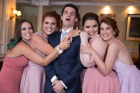 foto-madrinhas-com-noivo-casamento-igreja-conceiçao-festa-de-casamento-ALJ-casamento-juvenil-festa-de-casamento-juvenil-casamento-ALJ-casamento-associação-leopoldina-juvenil-fotografo-casamento-fabio-martins-fotografo-casamento-porto-alegre'