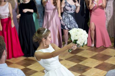 noiva-jogando-buque-casamento-igreja-conceiçao-festa-de-casamento-no-ALJ-casamento-no-juvenil-festa-de-casamento-no-juvenil-casamento-no-ALJ-casamento-associação-leopoldina-juvenil-fotografo-de-casamento-fabio-martins-fotografo-casamento-porto-alegre'