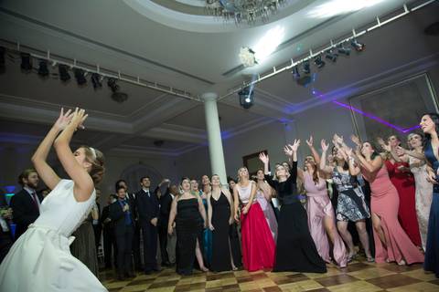 noiva-jogando-buque-casamento-igreja-conceiçao-festa-de-casamento-no-ALJ-casamento-no-juvenil-festa-de-casamento-no-juvenil-casamento-no-ALJ-casamento-associação-leopoldina-juvenil-fotografo-de-casamento-fabio-martins-fotografo-casamento-porto-alegre'