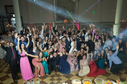 noivos-com-convidados-casamento-igreja-conceiçao-festa-de-casamento-no-ALJ-casamento-no-juvenil-festa-de-casamento-no-juvenil-casamento-no-ALJ-casamento-associação-leopoldina-juvenil-fotografo-de-casamento-fabio-martins-fotografo-casamento-porto-alegre'