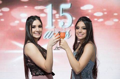 15-anos-sogipa-15-anos-salaoa-hannover-festa-quinze-anos-vestido-quinze-anos-azul-vestido-15-anos-rosa-foto-p&b-15-anos-com-amiga-15-anos-com-irma-festa-15-anos-porto-alegre-fotografo-15-anos-porto-alegre-fotografo-fabio-martins-foto-equipe-sogipa'