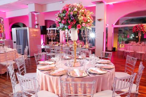 festa-15-anos-sociedade-libanesa-fotografo-fabio-martins-porto-alegre-mesa-convidados-decoracao-rosa-e-dourado'