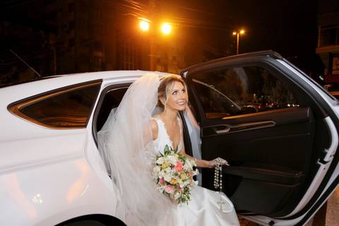 casamento-Igreja-sao-pedro-festa-casa-vetro-fotografo-fabio-martins-porto-alegre-carolina-e-lucas-noiva-saindo-do-carro'