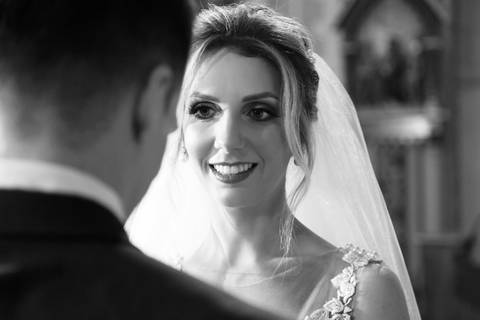 casamento-Igreja-sao-pedro-festa-casa-vetro-fotografo-fabio-martins-porto-alegre-carolina-e-lucas-noiva-no-altar-cerimonia-foto-preto-e-branco'