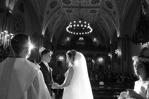 casamento-Igreja-sao-pedro-festa-casa-vetro-fotografo-fabio-martins-porto-alegre-carolina-e-lucas-noiva-no-altar-cerimonia-foto-preto-e-branco'
