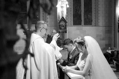 casamento-Igreja-sao-pedro-festa-casa-vetro-fotografo-fabio-martins-porto-alegre-carolina-e-lucas-noiva-no-altar-cerimonia-foto-preto-e-branco'