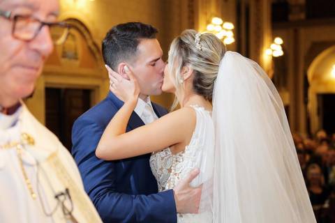 casamento-Igreja-sao-pedro-festa-casa-vetro-fotografo-fabio-martins-porto-alegre-carolina-e-lucas-noiva-no-altar-cerimonia-foto-preto-e-branco'