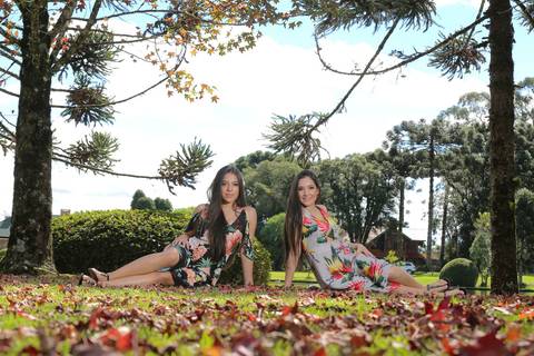 book-15-anos-book-fotografico-profissional-fotografo-porto-alegre-fabio-martins-buque-15-anos-book-quinze-anos-poa-ensaio-ar-livre-book-externo-praça-verde-flores-amigas-book-amizade'