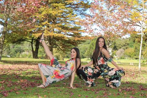 book-15-anos-book-fotografico-profissional-fotografo-porto-alegre-fabio-martins-buque-15-anos-book-quinze-anos-poa-ensaio-ar-livre-book-externo-praça-verde-flores-amigas-book-amizade'