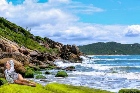 FOTOGRAFIA-NA-PRAIA-DE-GAROPABA-E-PRAIA-DO-ROSA-book de 15 anos-fotos-na-praia-do-rosa-ao-nascer-do-sol-15 Anos-nascer-do-sol-na-praia-ensaio-na-praia-santa-catarina'