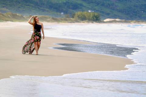 FOTOGRAFIA-NA-PRAIA-DE-GAROPABA-E-PRAIA-DO-ROSA-book de 15 anos-fotos-na-praia-do-rosa-ao-nascer-do-sol-15 Anos-nascer-do-sol-na-praia-ensaio-na-praia-santa-catarina'