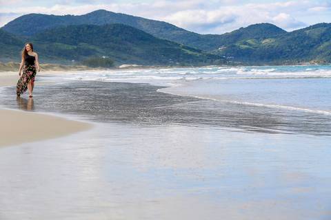 FOTOGRAFIA-NA-PRAIA-DE-GAROPABA-E-PRAIA-DO-ROSA-book de 15 anos-fotos-na-praia-do-rosa-ao-nascer-do-sol-15 Anos-nascer-do-sol-na-praia-ensaio-na-praia-santa-catarina'