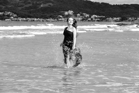 FOTOGRAFIA-NA-PRAIA-DE-GAROPABA-E-PRAIA-DO-ROSA-book de 15 anos-fotos-na-praia-do-rosa-ao-nascer-do-sol-15 Anos-nascer-do-sol-na-praia-ensaio-na-praia-santa-catarina'