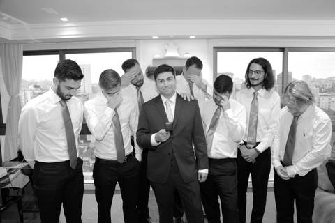 making-of-noivo-casamento-fotografia-fotografo-fabio-martins-porto-alegre-sapato-noivo-traje-casamento-trave-noivo-making-of-noivo-alianças-para-casamento-porto-alegre-associacao-leopoldina-juvenil-fabio-martins-foto-equipe-filmagem-padrinhos'