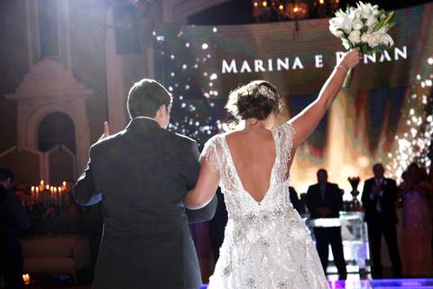 cerimonia-casamento-salao-imperatriz-associacao-leopoldina-juvenil-entrada-noiva-troca-de-votos-casamento-porto-alegre-fabio-martins-fotografo-de-casamentos-filmagem-fmfilms-casament0-festa-de-casamento-festejar-noivos-dançando-salao-principal-leopoldina'