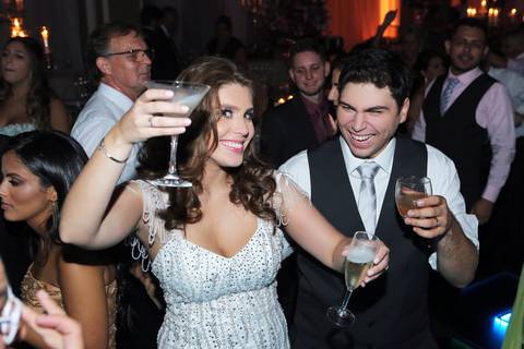 cerimonia-casamento-salao-imperatriz-associacao-leopoldina-juvenil-entrada-noiva-troca-de-votos-casamento-porto-alegre-fabio-martins-fotografo-de-casamentos-filmagem-fmfilms-casament0-festa-de-casamento-festejar-noivos-dançando-salao-principal-leopoldina'