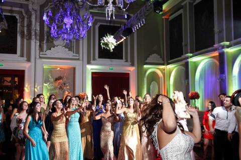 cerimonia-casamento-salao-imperatriz-associacao-leopoldina-juvenil-entrada-noiva-troca-de-votos-casamento-porto-alegre-fabio-martins-fotografo-de-casamentos-filmagem-fmfilms-casament0-festa-de-casamento-festejar-noivos-dançando-salao-principal-leopoldina'