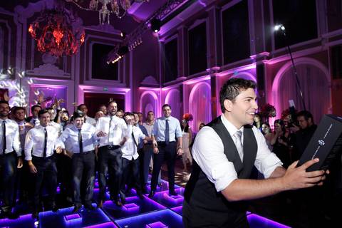 cerimonia-casamento-salao-imperatriz-associacao-leopoldina-juvenil-entrada-noiva-troca-de-votos-casamento-porto-alegre-fabio-martins-fotografo-de-casamentos-filmagem-fmfilms-casament0-festa-de-casamento-festejar-noivos-dançando-salao-principal-leopoldina'