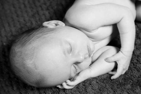 ensaio-fotografia-book-fotos-foto-bebe-recem-nascido-newborn-bebe-dormindo-conforto-profissional-fotografo-de-bebes-profissional-porto-alegre-estudio-climatizado-cenarios-para-fotos'