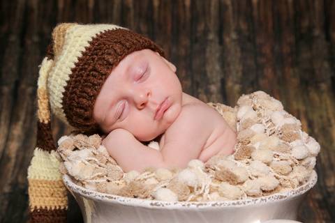 ensaio-fotografia-book-fotos-foto-bebe-recem-nascido-newborn-bebe-dormindo-conforto-profissional-fotografo-de-bebes-profissional-porto-alegre-estudio-climatizado-cenarios-para-fotos'