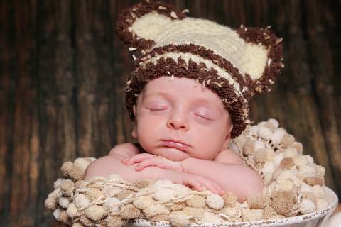 ensaio-fotografia-book-fotos-foto-bebe-recem-nascido-newborn-bebe-dormindo-conforto-profissional-fotografo-de-bebes-profissional-porto-alegre-estudio-climatizado-cenarios-para-fotos'