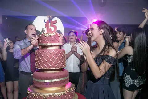 book-ensaio-fotografico-externo-urbano-moderno-atual-15-anos-debutante-trailer-festa-party-decoração-para-15-anos-vestido-maquiagem-paisagem-fotografo-profissional-o-melhor-fotografo-porto-alegre-fabio-martins-photographer-video-filme-curtametragem'