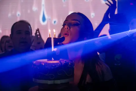 book-ensaio-fotografico-externo-urbano-moderno-atual-15-anos-debutante-trailer-festa-party-decoração-para-15-anos-vestido-maquiagem-paisagem-fotografo-profissional-o-melhor-fotografo-porto-alegre-fabio-martins-photographer-video-filme-curtametragem'