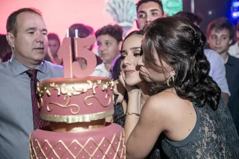 book-ensaio-fotografico-externo-urbano-moderno-atual-15-anos-debutante-trailer-festa-party-decoração-para-15-anos-vestido-maquiagem-paisagem-fotografo-profissional-o-melhor-fotografo-porto-alegre-fabio-martins-photographer-video-filme-curtametragem'