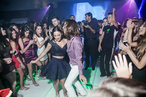 book-ensaio-fotografico-externo-urbano-moderno-atual-15-anos-debutante-trailer-festa-party-decoração-para-15-anos-vestido-maquiagem-paisagem-fotografo-profissional-o-melhor-fotografo-porto-alegre-fabio-martins-photographer-video-filme-curtametragem'