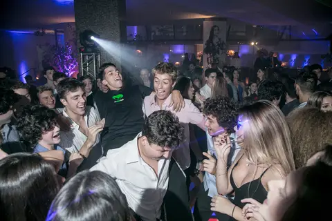 book-ensaio-fotografico-externo-urbano-moderno-atual-15-anos-debutante-trailer-festa-party-decoração-para-15-anos-vestido-maquiagem-paisagem-fotografo-profissional-o-melhor-fotografo-porto-alegre-fabio-martins-photographer-video-filme-curtametragem'