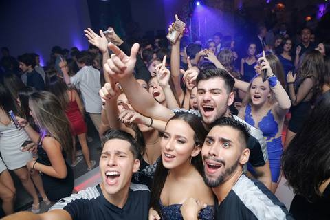 book-ensaio-fotografico-externo-urbano-moderno-atual-15-anos-debutante-trailer-festa-party-decoração-para-15-anos-vestido-maquiagem-paisagem-fotografo-profissional-o-melhor-fotografo-porto-alegre-fabio-martins-photographer-video-filme-curtametragem'