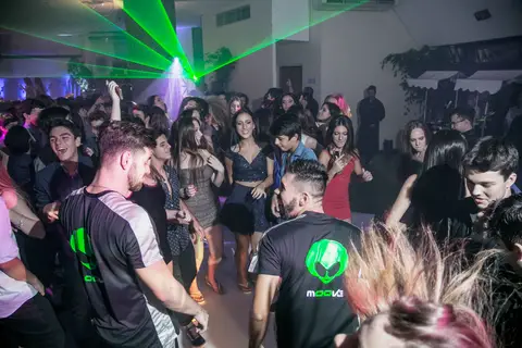 book-ensaio-fotografico-externo-urbano-moderno-atual-15-anos-debutante-trailer-festa-party-decoração-para-15-anos-vestido-maquiagem-paisagem-fotografo-profissional-o-melhor-fotografo-porto-alegre-fabio-martins-photographer-video-filme-curtametragem'