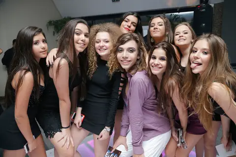 book-ensaio-fotografico-externo-urbano-moderno-atual-15-anos-debutante-trailer-festa-party-decoração-para-15-anos-vestido-maquiagem-paisagem-fotografo-profissional-o-melhor-fotografo-porto-alegre-fabio-martins-photographer-video-filme-curtametragem'