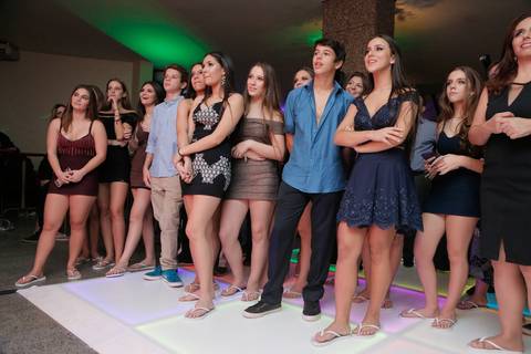 book-ensaio-fotografico-externo-urbano-moderno-atual-15-anos-debutante-trailer-festa-party-decoração-para-15-anos-vestido-maquiagem-paisagem-fotografo-profissional-o-melhor-fotografo-porto-alegre-fabio-martins-photographer-video-filme-curtametragem'