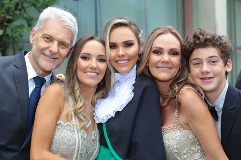 formatura-formanda-formando-meformei-medicina-futura-medica-ufrgs-universidade-federal-rio-grande-do-sul-federal-gaucha-porto-alegre-foto-fotos-fotografo-profissional-colação-de-grau-prova-de-togas-salao-de-atos-fabio-martins-foto-equipe-proffisional'