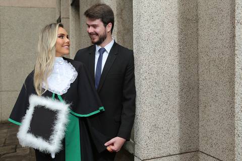 formatura-formanda-formando-meformei-medicina-futura-medica-ufrgs-universidade-federal-rio-grande-do-sul-federal-gaucha-porto-alegre-foto-fotos-fotografo-profissional-colação-de-grau-prova-de-togas-salao-de-atos-fabio-martins-foto-equipe-proffisional'