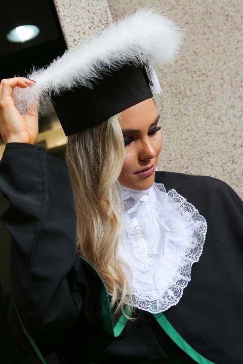 formatura-formanda-formando-meformei-medicina-futura-medica-ufrgs-universidade-federal-rio-grande-do-sul-federal-gaucha-porto-alegre-foto-fotos-fotografo-profissional-colação-de-grau-prova-de-togas-salao-de-atos-fabio-martins-foto-equipe-proffisional'
