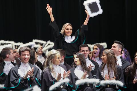 formatura-formanda-formando-meformei-medicina-futura-medica-ufrgs-universidade-federal-rio-grande-do-sul-federal-gaucha-porto-alegre-foto-fotos-fotografo-profissional-colação-de-grau-prova-de-togas-salao-de-atos-fabio-martins-foto-equipe-proffisional'