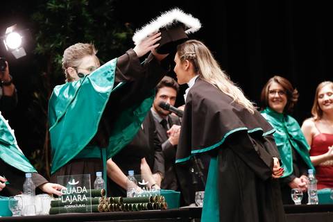 formatura-formanda-formando-meformei-medicina-futura-medica-ufrgs-universidade-federal-rio-grande-do-sul-federal-gaucha-porto-alegre-foto-fotos-fotografo-profissional-colação-de-grau-prova-de-togas-salao-de-atos-fabio-martins-foto-equipe-proffisional'